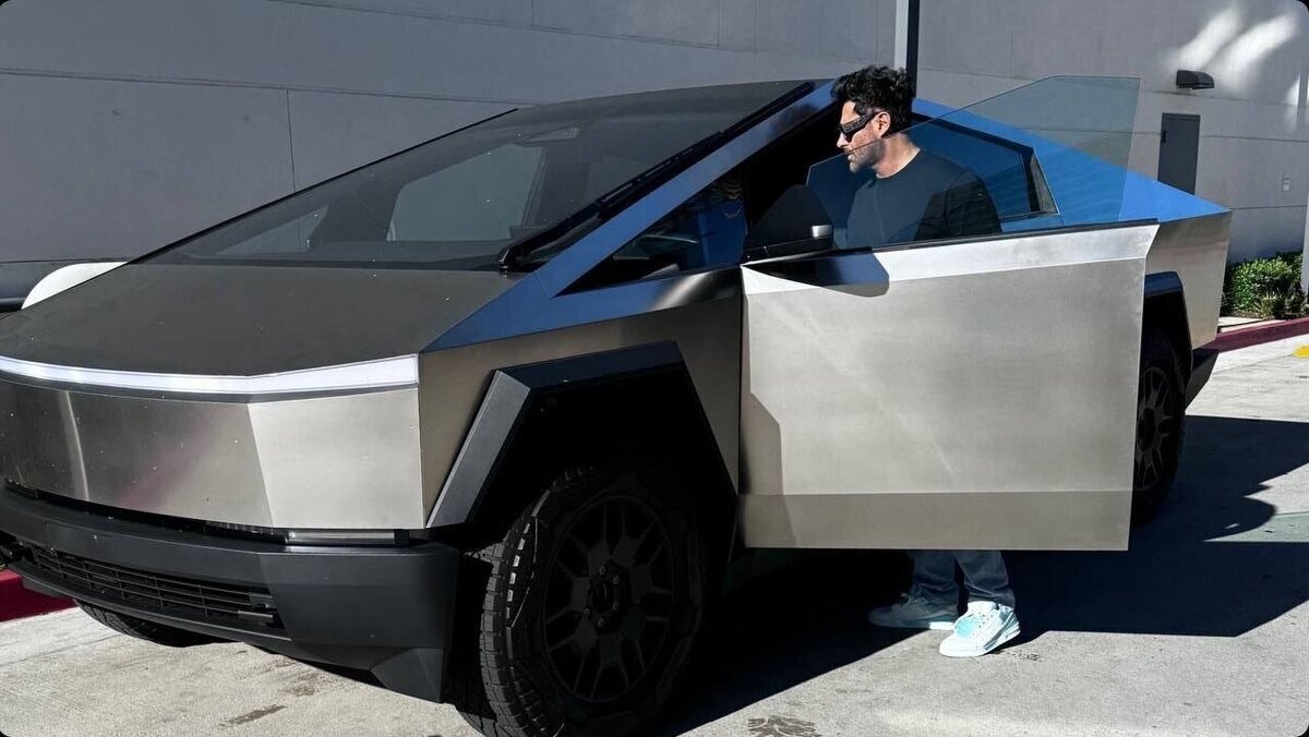 تصویری که گلزار از خودروی جنجالیاش منتشر کرد تصویری که گلزار از خودروی جنجالیاش منتشر کرد