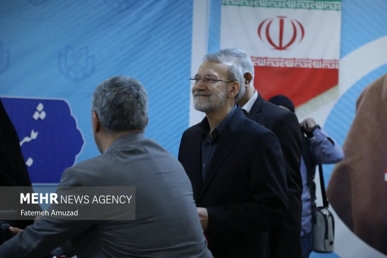 تصاویری جالب از علی لاریجانی هنگام ورود به وزارت کشور