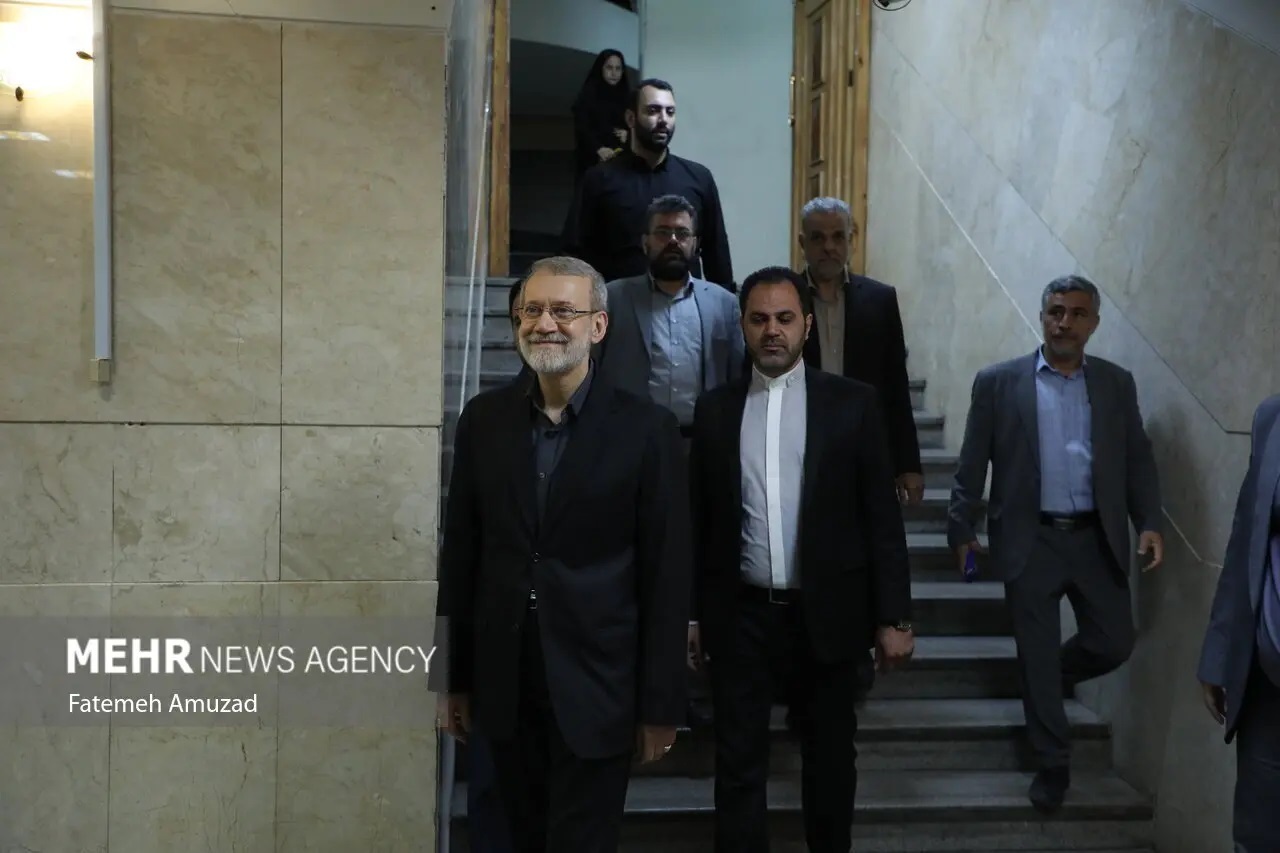 تصاویری جالب از علی لاریجانی هنگام ورود به وزارت کشور