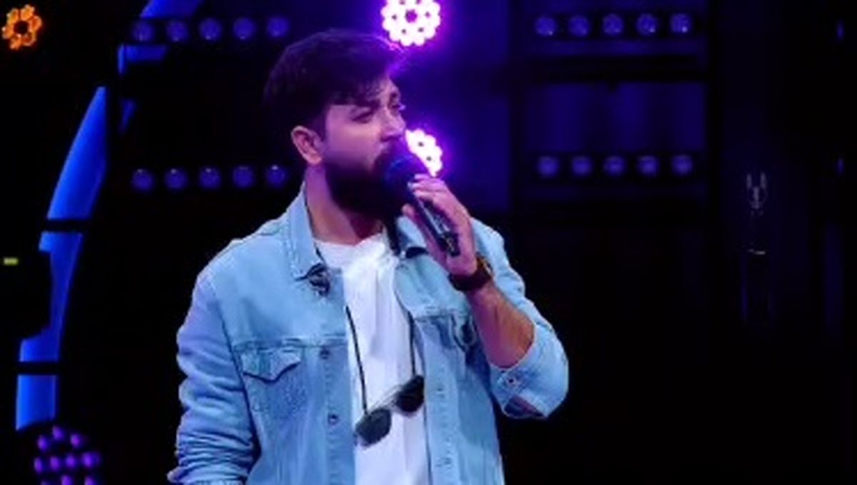 اجرای آهنگ گوگوش و همخوانی مردم در صداتو