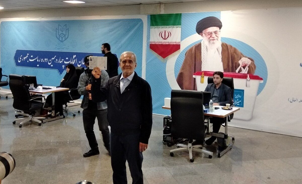 تصویری از پزشکیان و دخترش در ستاد انتخابات