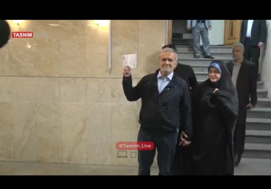 تصویری از پزشکیان و دخترش در ستاد انتخابات