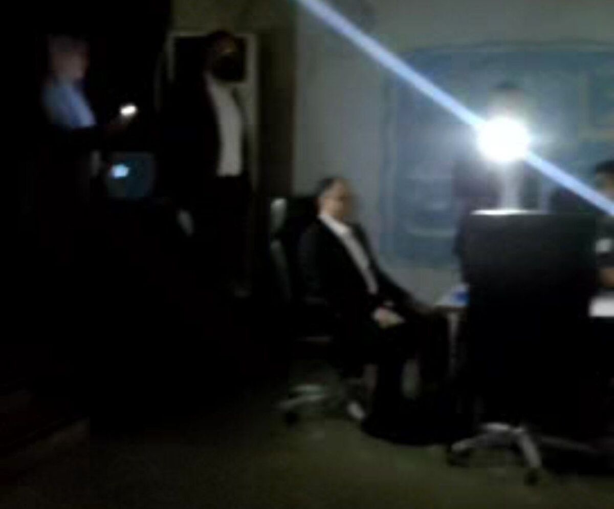 هنگام نام‌نویسی وحید حقانیان برق ستاد انتخابات قطع شد!