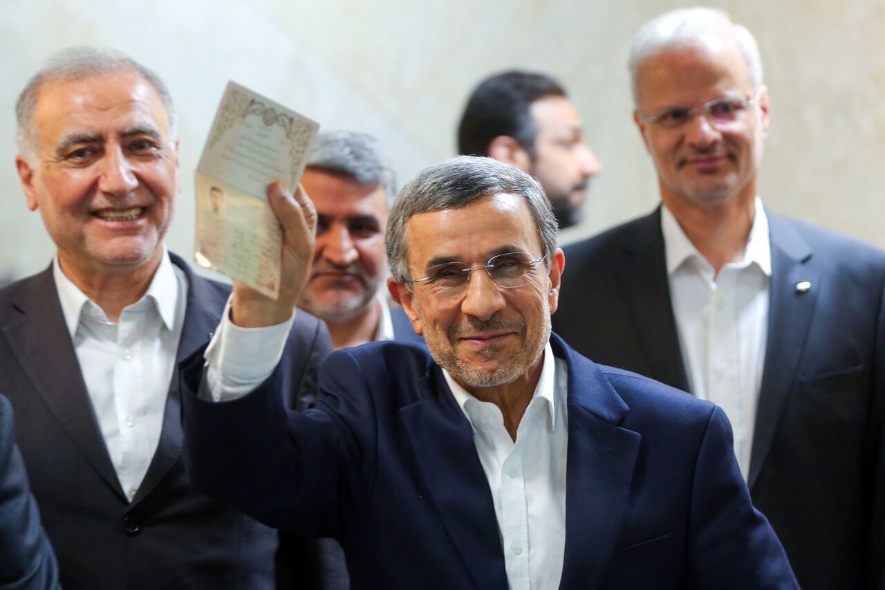 تجمع هواداران احمدی‌نژاد در مقابل وزارت کشور