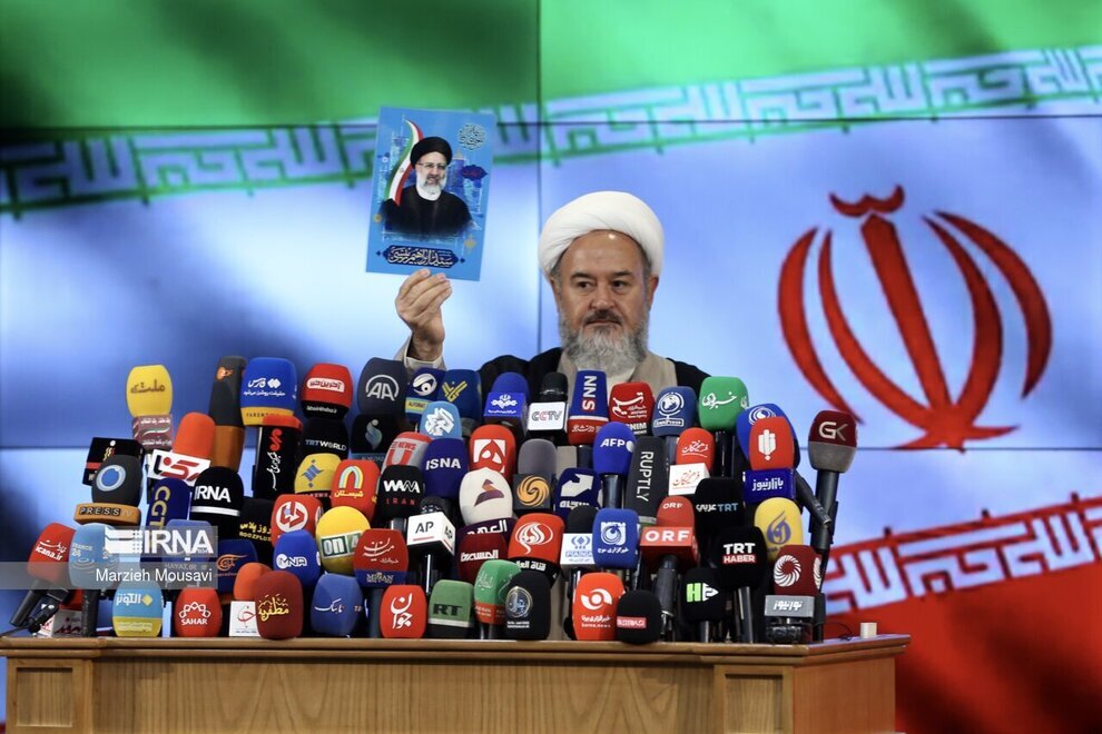 کاندیدایی که با عکس ابراهیم رئیسی به وزارت کشور آمد کاندیدایی که با عکس ابراهیم رئیسی به وزارت کشور آمد