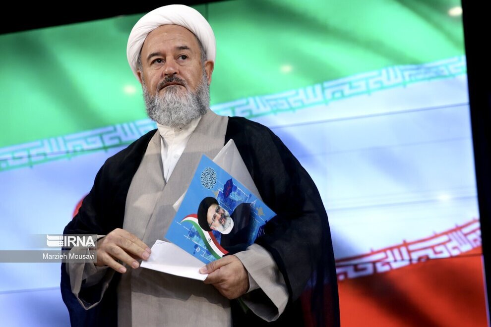 کاندیدایی که با عکس ابراهیم رئیسی به وزارت کشور آمد کاندیدایی که با عکس ابراهیم رئیسی به وزارت کشور آمد