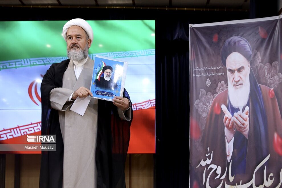 کاندیدایی که با عکس ابراهیم رئیسی به وزارت کشور آمد کاندیدایی که با عکس ابراهیم رئیسی به وزارت کشور آمد