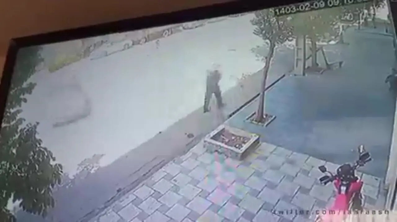 ببینید| زیر گرفتن مامور شرکت گاز توسط راننده خانم! ببینید| زیر گرفتن مامور شرکت گاز توسط راننده خانم!