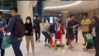 صف هنگکنگیها برای امضا گرفتن از تیم ملی فوتبال ایران صف هنگکنگیها برای امضا گرفتن از تیم ملی فوتبال ایران