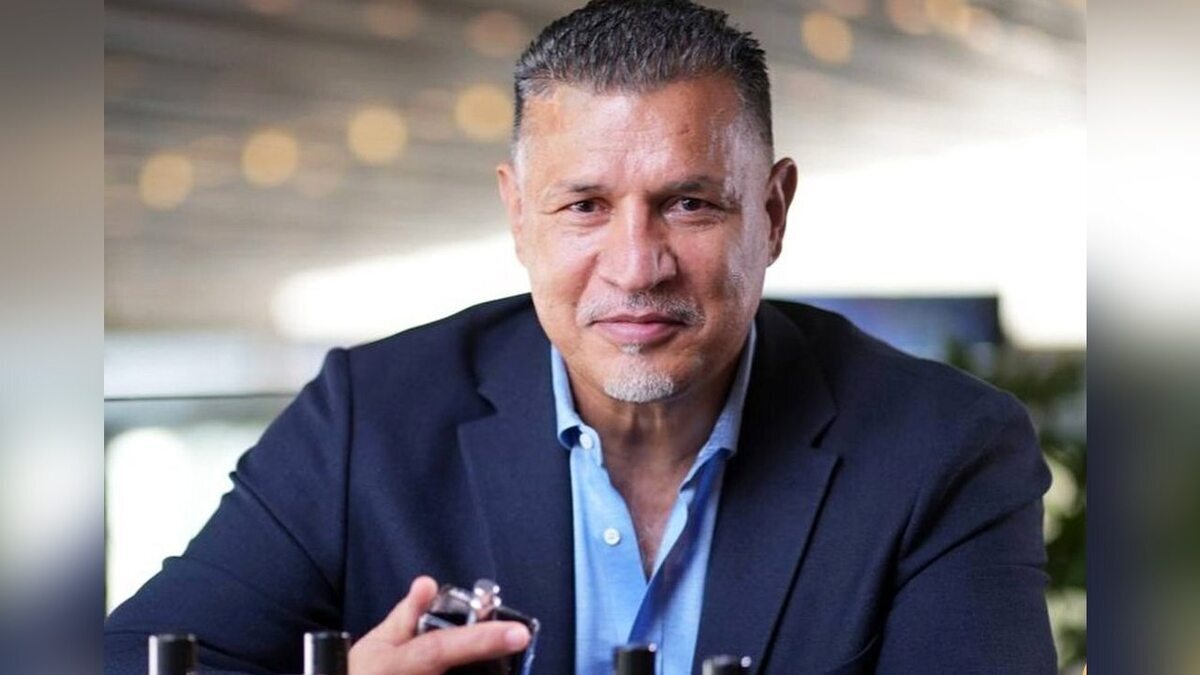 هدیه ویژه علی دایی به یک هوادار زن پرسپولیس + عکس هدیه ویژه علی دایی به یک هوادار زن پرسپولیس + عکس