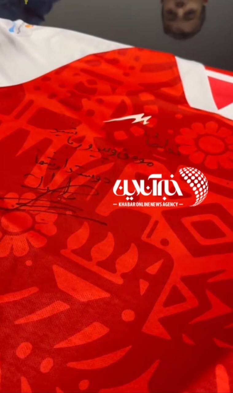 هدیه ویژه علی دایی به یک هوادار زن پرسپولیس + عکس هدیه ویژه علی دایی به یک هوادار زن پرسپولیس + عکس