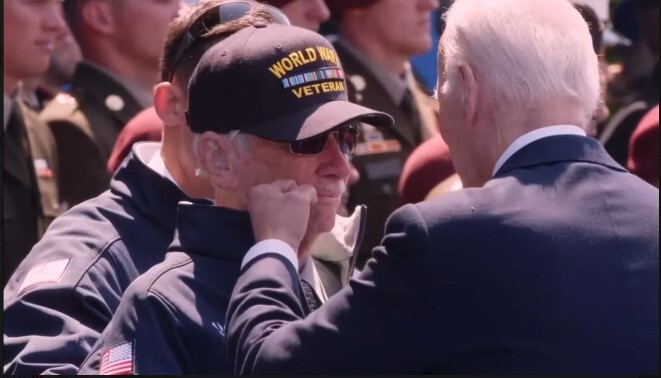 ببینید| بایدن به یک سرباز جنگ جهانی دوم مشت زد! ببینید| بایدن به یک سرباز جنگ جهانی دوم مشت زد!