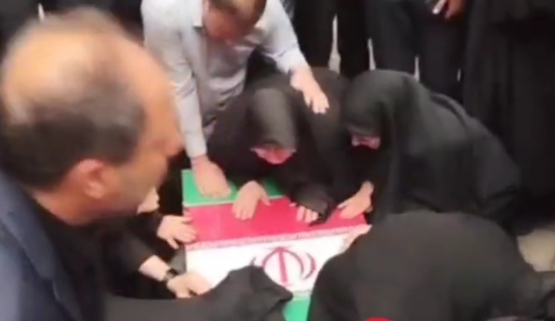 ببینید| وداع خانواده امیر عبداللهیان با پیکر وزیر خارجه فقید ایران