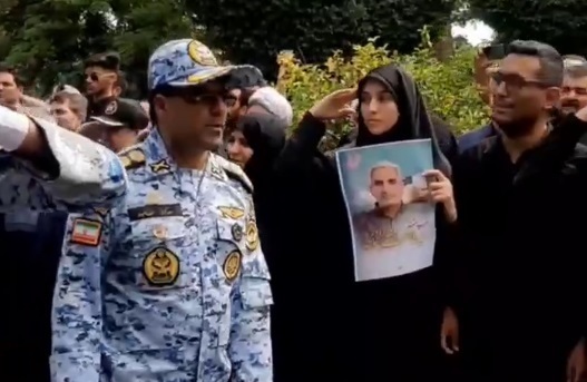 ببینید| لحظه ادای احترام نظامی دختران خلبان سید طاهر مصطفوی به پیکر پدرشان