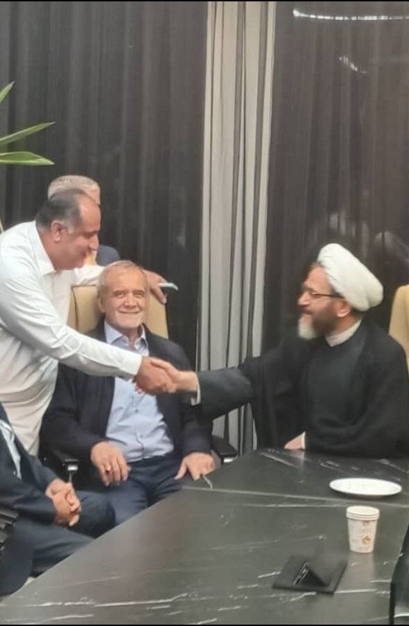 عکس جالبی از مسعود پزشکیان در ستاد انتخاباتی