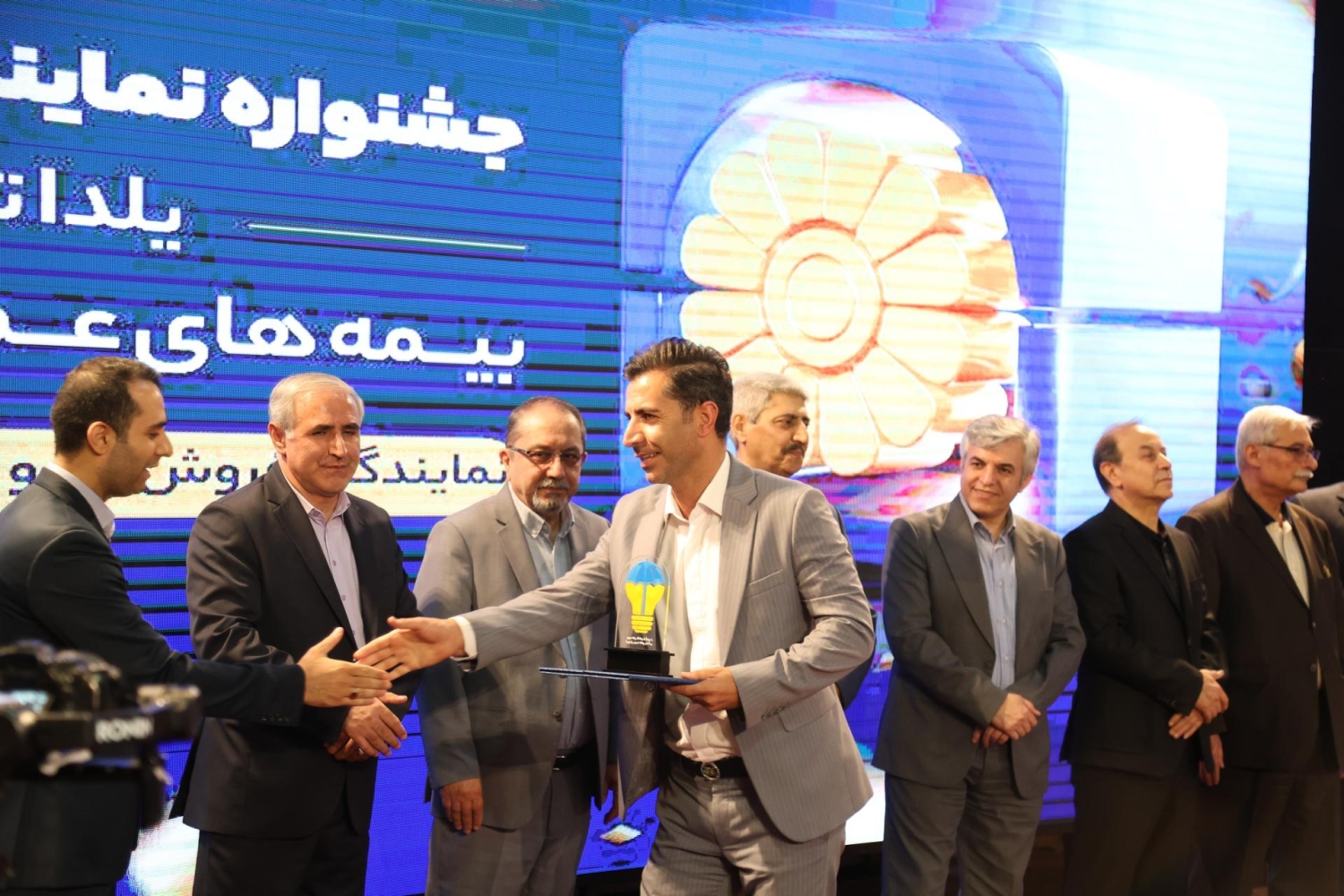 تقدیر از نمایندگان نوآور و برترفروش بیمه پاسارگاد تقدیر از نمایندگان نوآور و برترفروش بیمه پاسارگاد