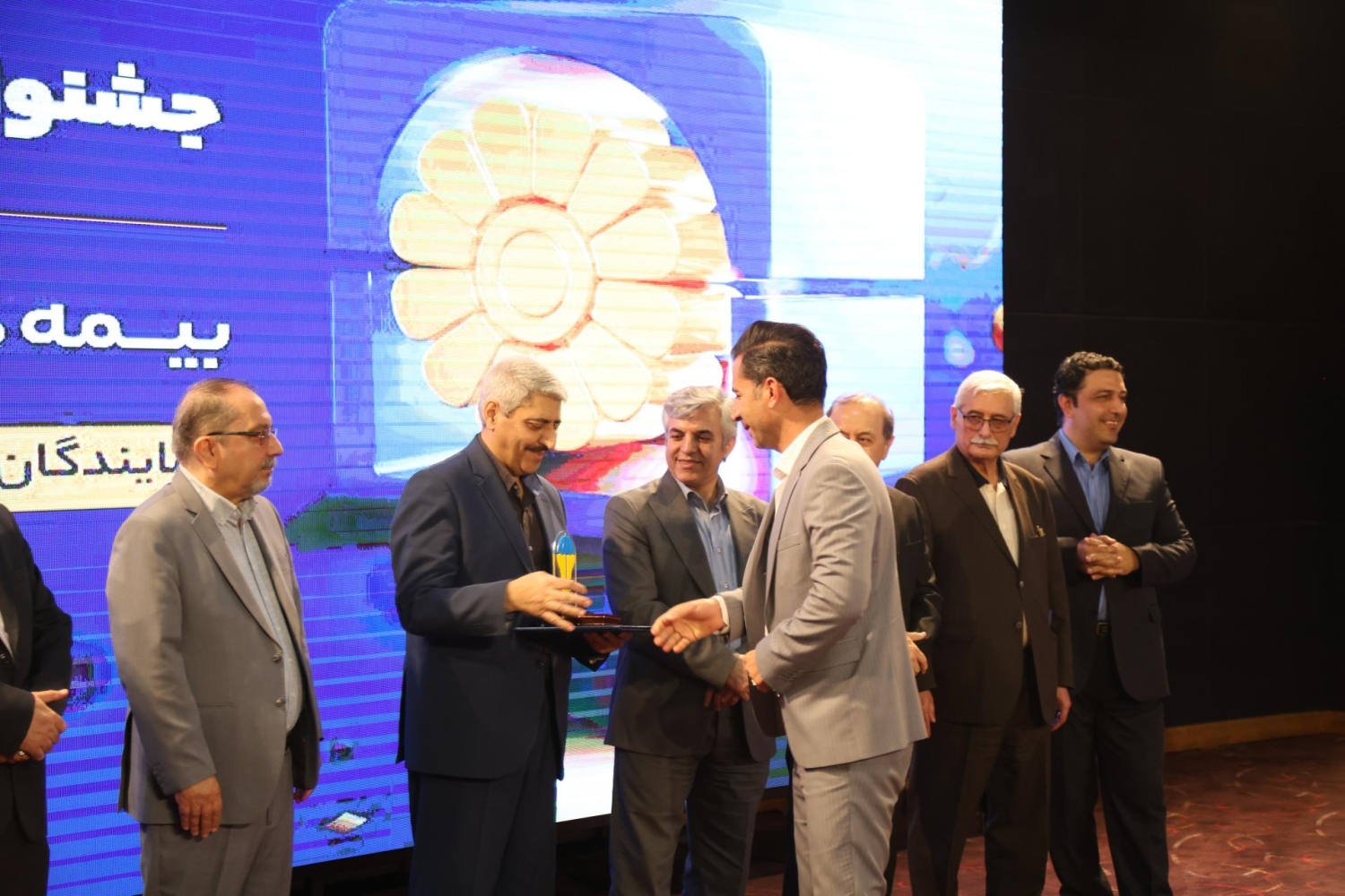 تقدیر از نوآوران بزرگترین سازمان فروش بیمههای کشور تقدیر از نوآوران بزرگترین سازمان فروش بیمههای کشور