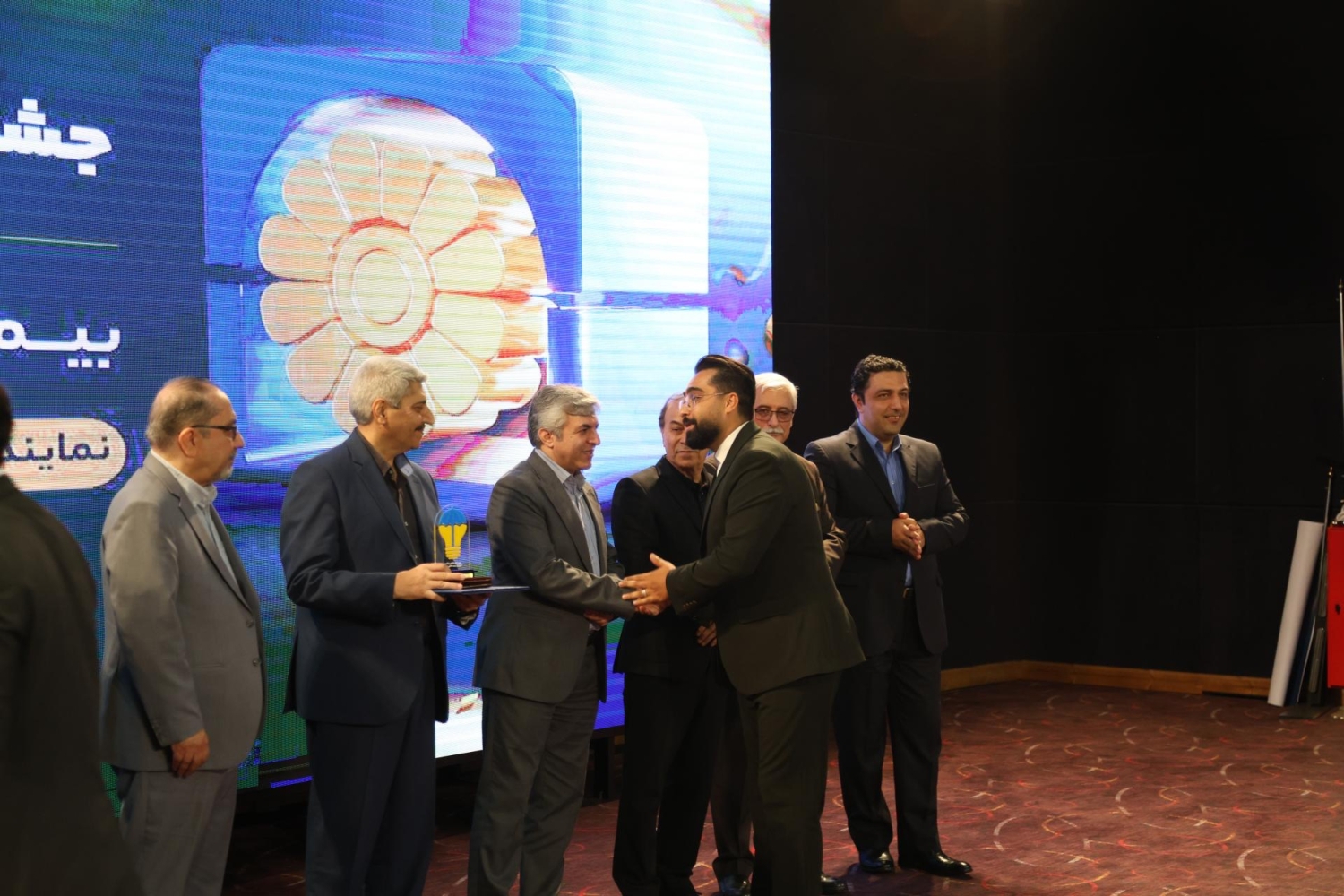 تقدیر از نوآوران بزرگترین سازمان فروش بیمههای کشور تقدیر از نوآوران بزرگترین سازمان فروش بیمههای کشور