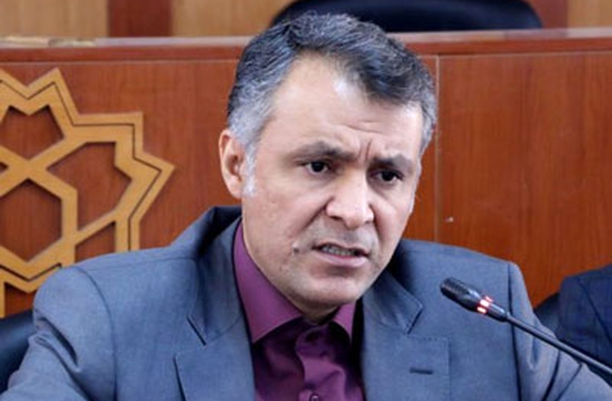 حضور محمد فاضلی در کنار مسعود پزشکیان در میزگرد فرهنگی