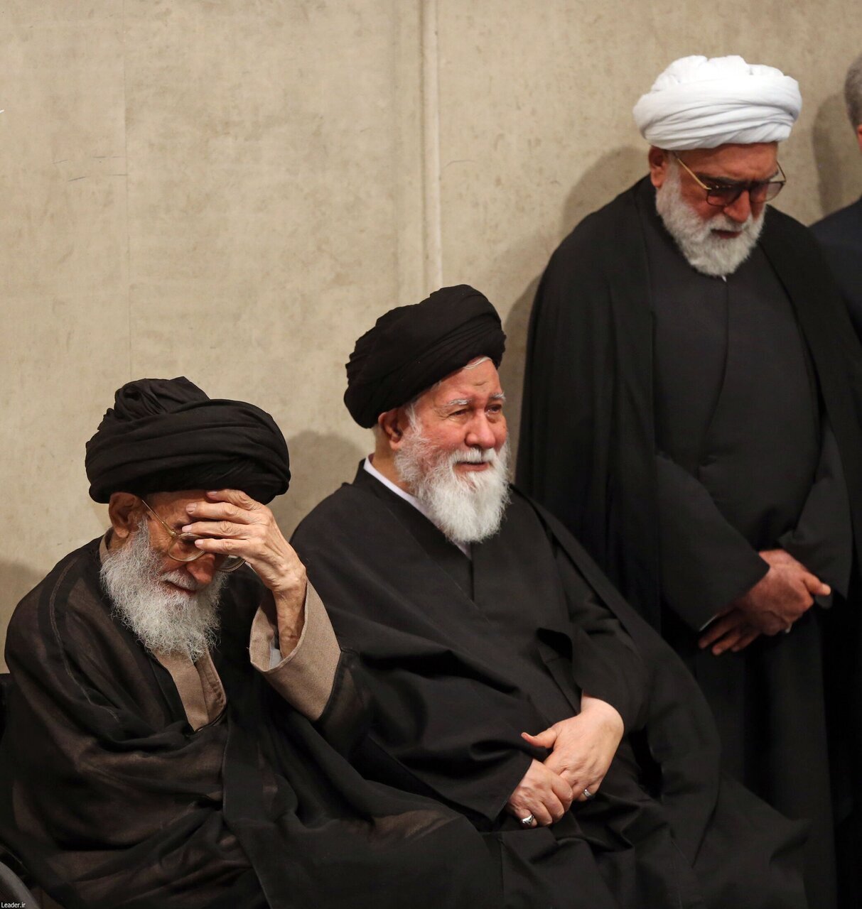 تصویری از گریههای علم الهدی در سوگ دامادش، ابراهیم رئیسی تصویری از گریههای علم الهدی در سوگ دامادش، ابراهیم رئیسی