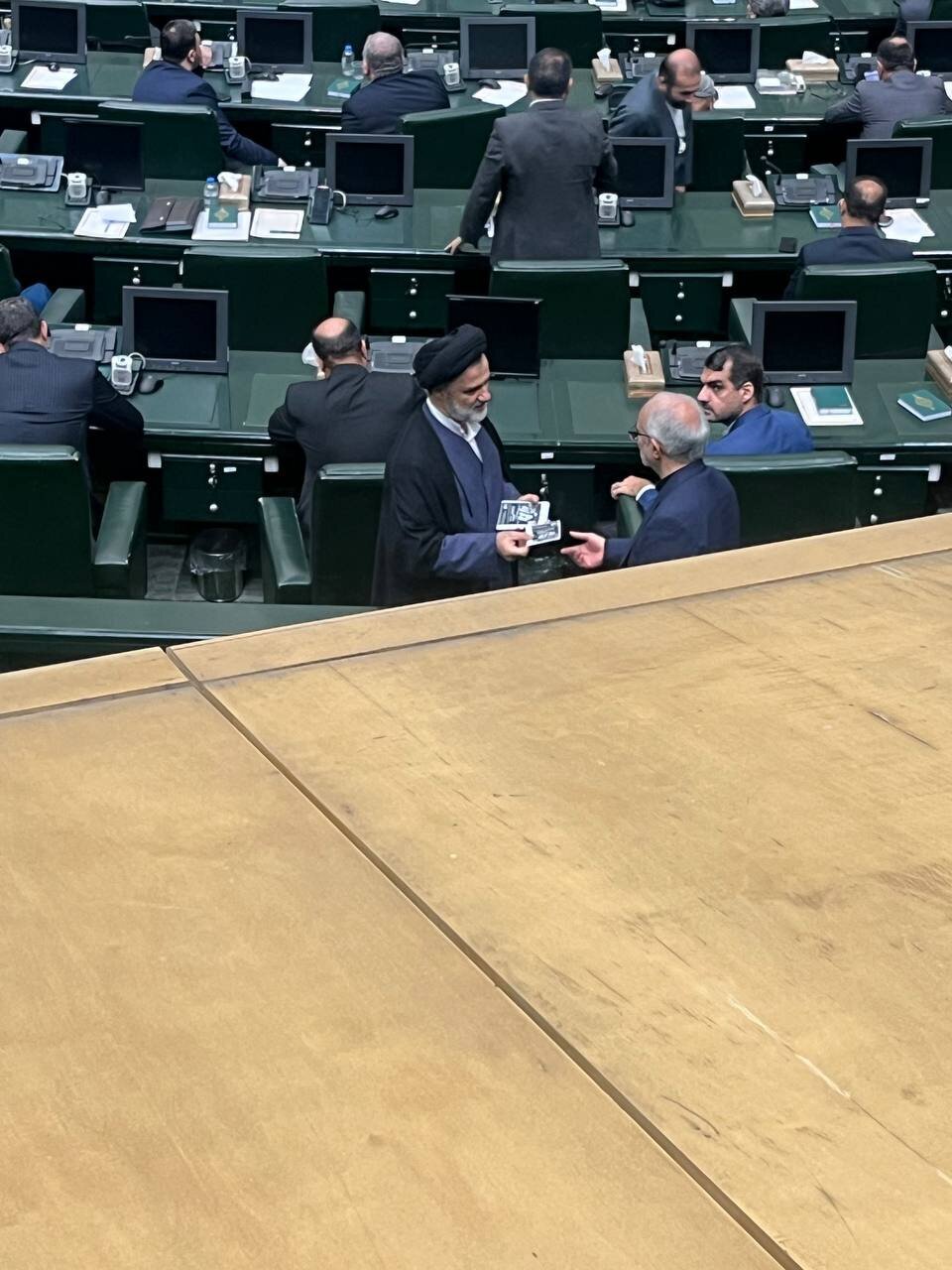 تصویری از محمود نبویان درحال پخش یک دعوتنامه بین نمایندگان!