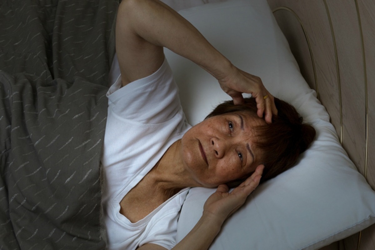 چگونه زوال عقل بر خواب تأثیر می گذارد 