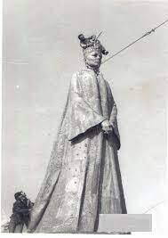 پایین‌کشیدن مجسمه فرح پهلوی به دست مردم منجیل