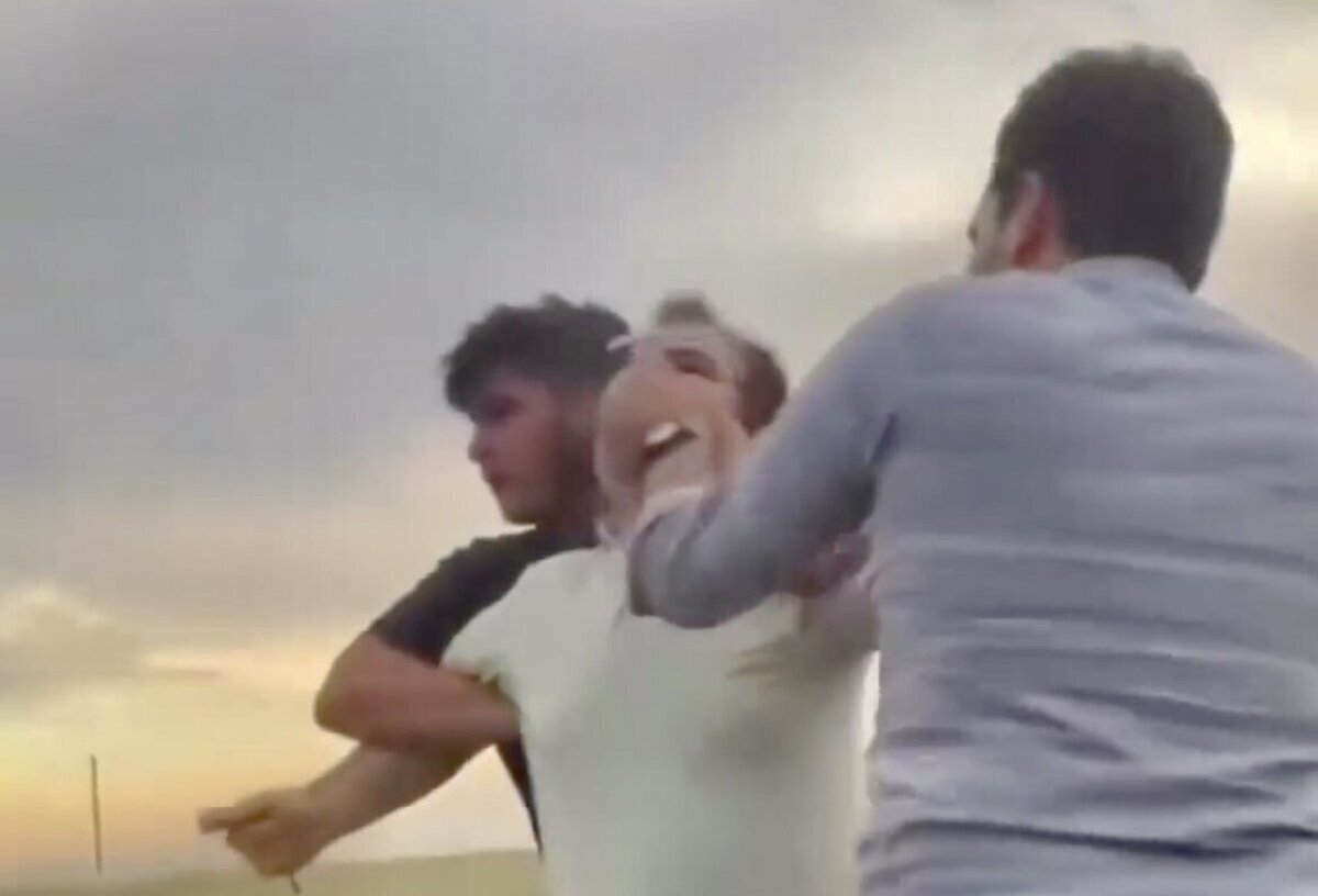 ببینید| دلجویی پزشکیان از هواداری که با شوکر مورد حمله قرار گرفت