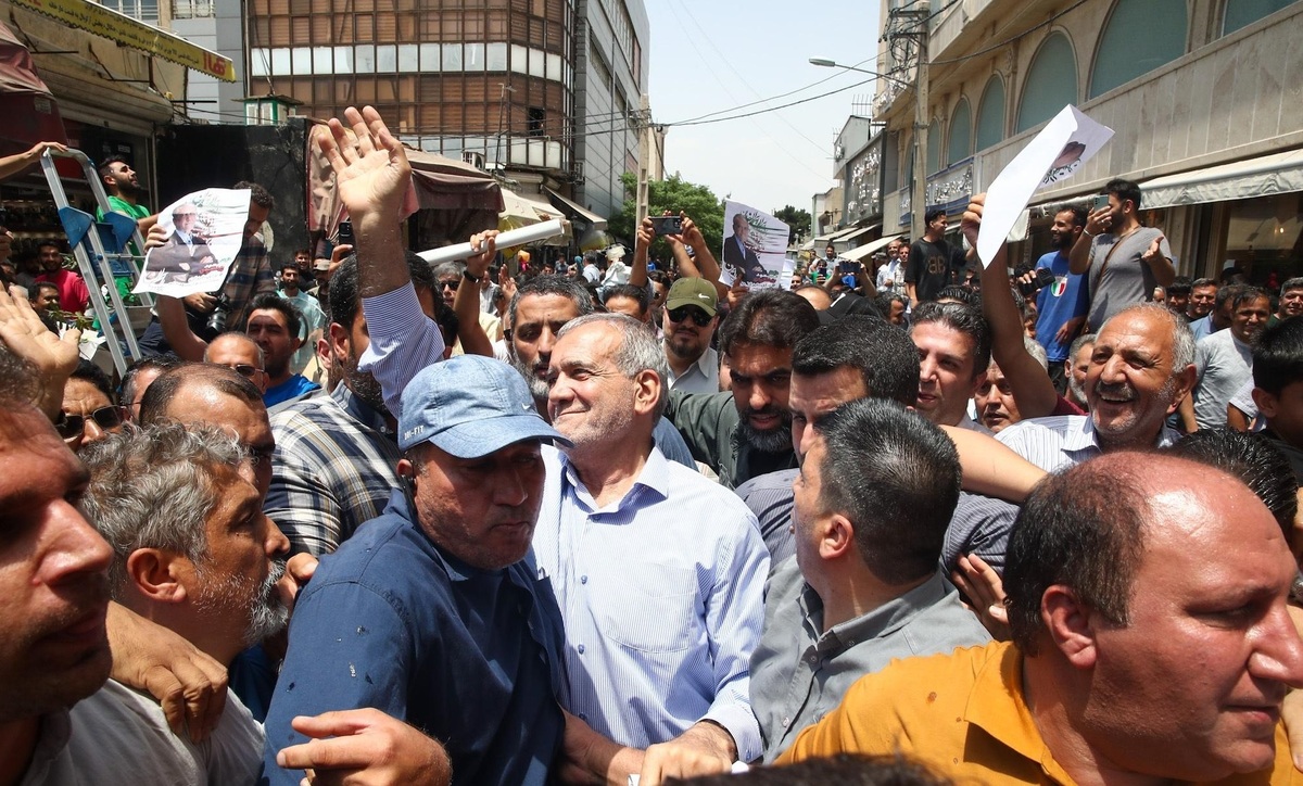 حضور پزشکیان در میان مردم در بازار شوش | پزشکیان: کسانی که زندگی‌شان نمی‌چرخد مالیات پرداخت نخواهند کرد