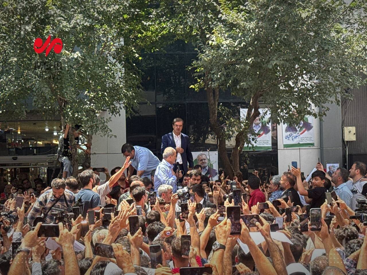 حضور پزشکیان در میان مردم در بازار شوش + تصاویر