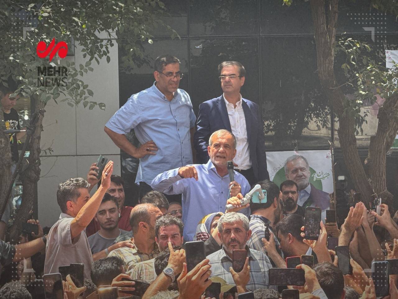 حضور پزشکیان در میان مردم در بازار شوش + تصاویر