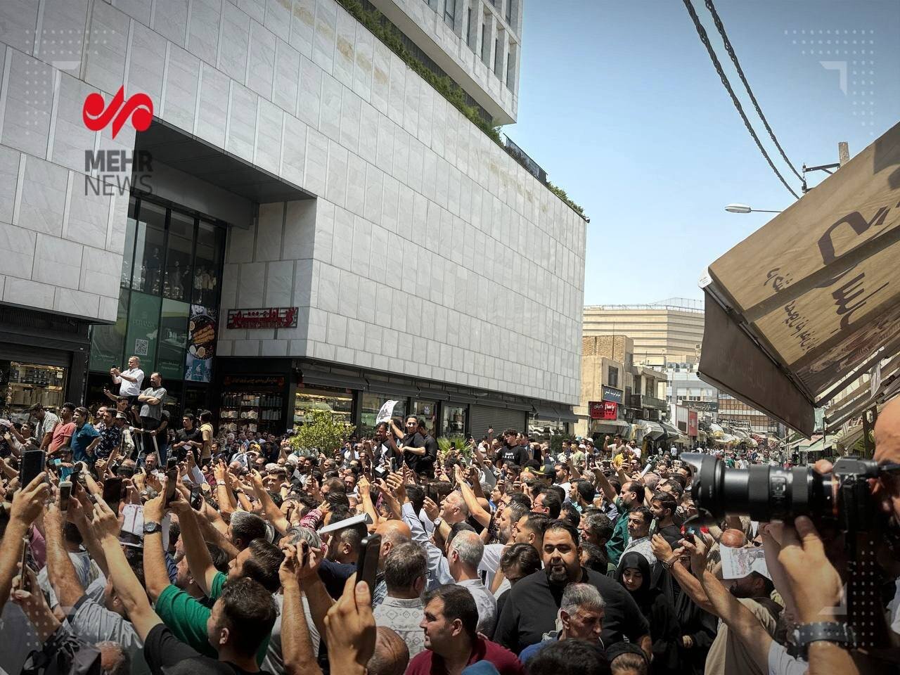 حضور پزشکیان در میان مردم در بازار شوش + تصاویر