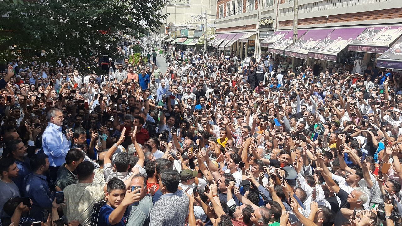 ببینید| دیدار پزشکیان با بازاریان در خیابان شوش تهران