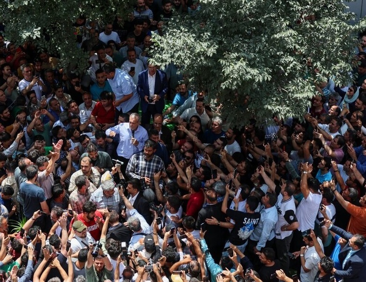 پزشکیان در میان استقبال پرشور مردم در بازار شوش