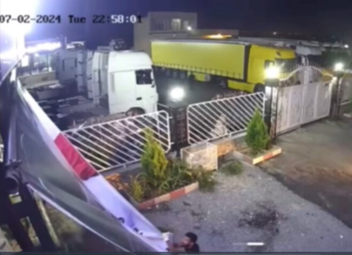 ببینید| امحاء گسترده بنر‌های تبلیغاتی پزشکیان توسط یک گروه