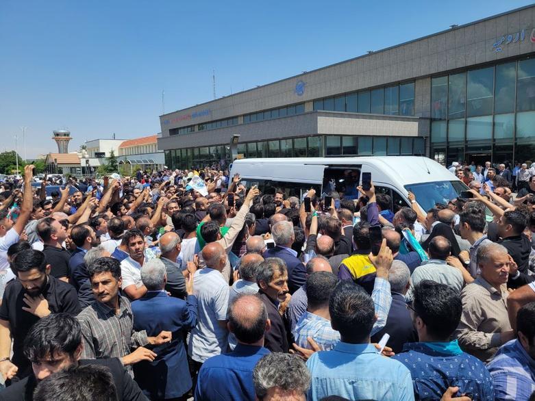 استقبال باشکوه مردم ارومیه از پزشکیان +فیلم و عکس