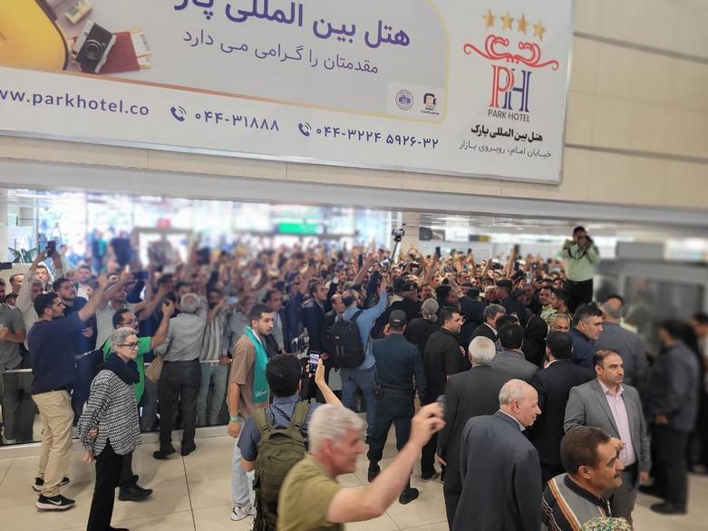 استقبال باشکوه مردم ارومیه از پزشکیان +فیلم و عکس