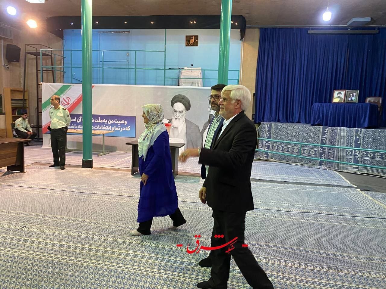 تصویری از عارف و همسرش در پای صندوق رأی در جماران