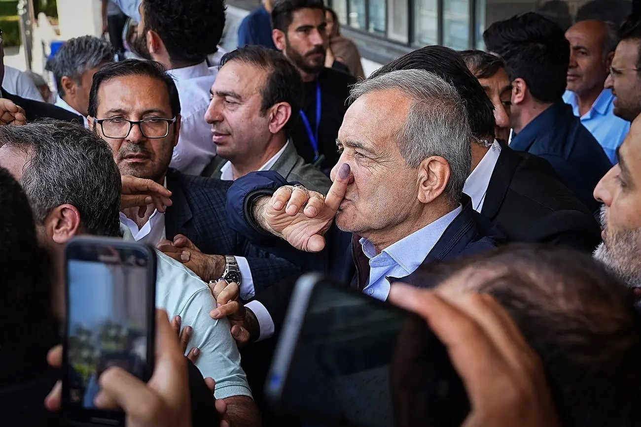 ببینید| شعار حیدر حیدر هواداران پزشکیان هنگام رای دادن وی