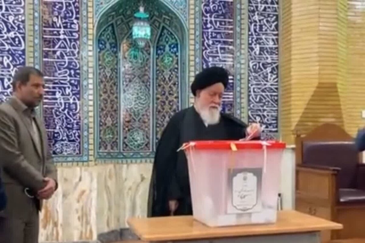 ببینید| علم‌الهدی رأی خود را در صندوق انداخت