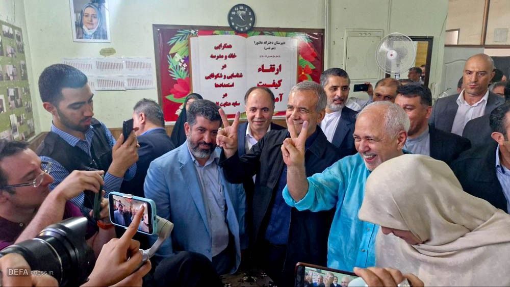 ببینید| ازدحام شدید جمعیت هنگام رای دادن پزشکیان و ظریف