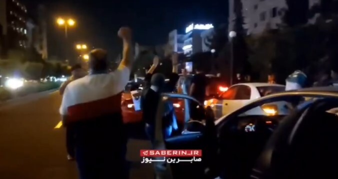 پایکوبی حامیان پزشکیان در سعادتآباد تهران پایکوبی حامیان پزشکیان در سعادتآباد تهران