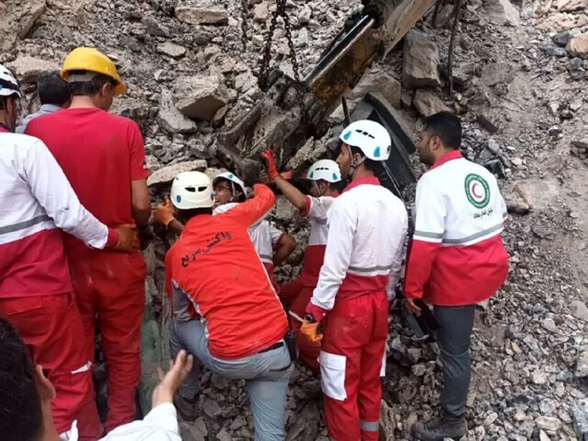 کشف پیکر یکی از کارگران مفقود شده در معدن شازند کشف پیکر یکی از کارگران مفقود شده در معدن شازند