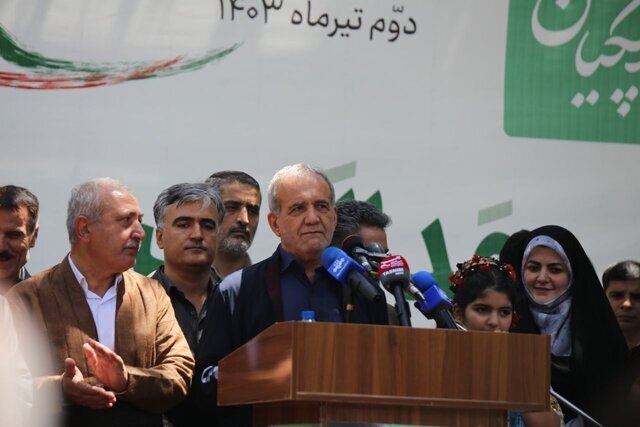 پزشکیان: اگر مردم در صحنه باشند افرادی که تصور می‌کنند عقل کل هستند، به اشتباه خود پی می‌برند