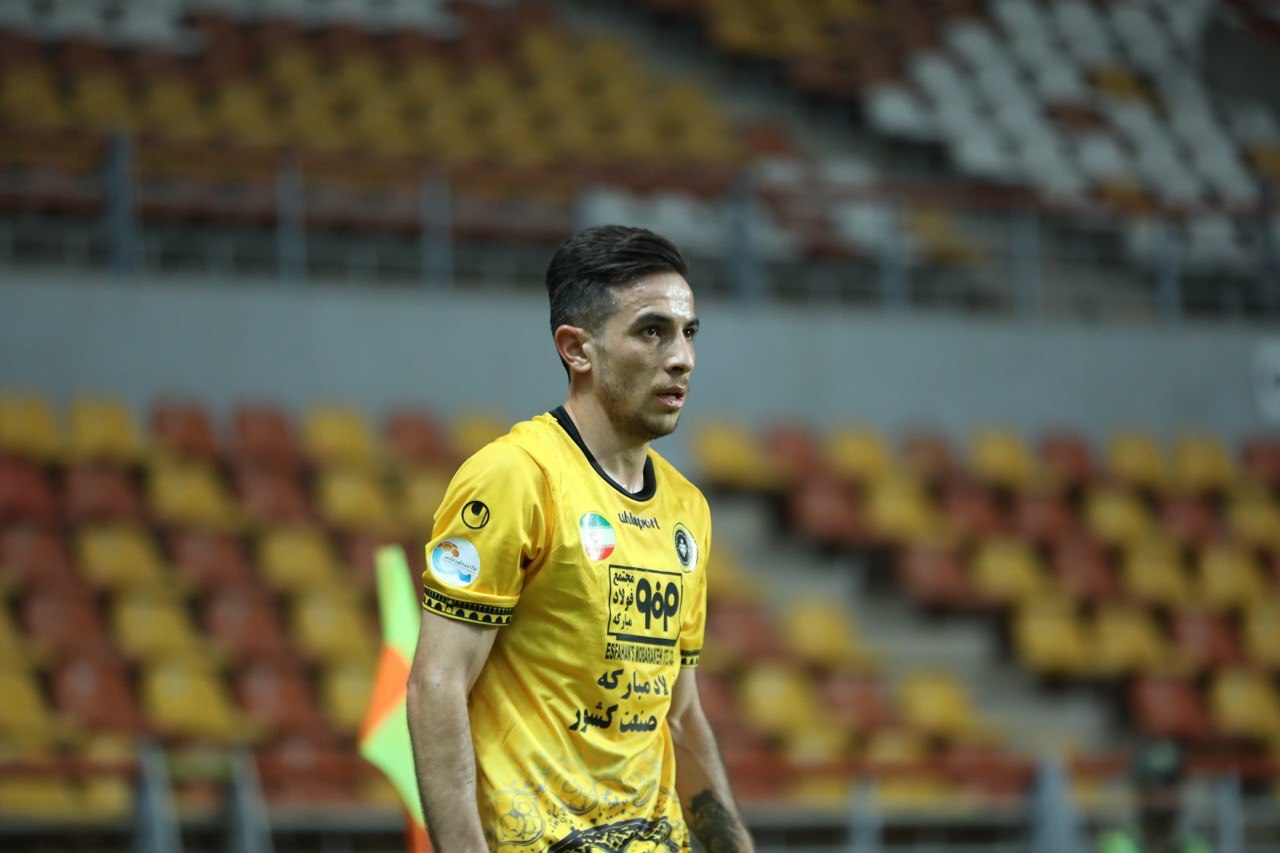 فرشاد احمدزاده با پرسپولیس تمام کرد