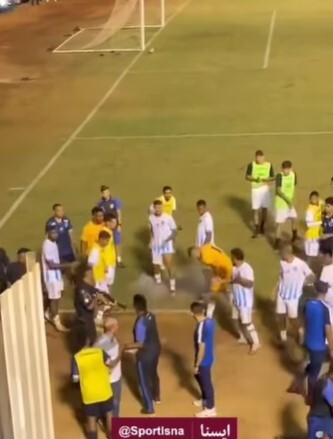 ببینید| مامور امنیتی ورزشگاه به پای بازیکن شلیک کرد ببینید| مامور امنیتی ورزشگاه به پای بازیکن شلیک کرد