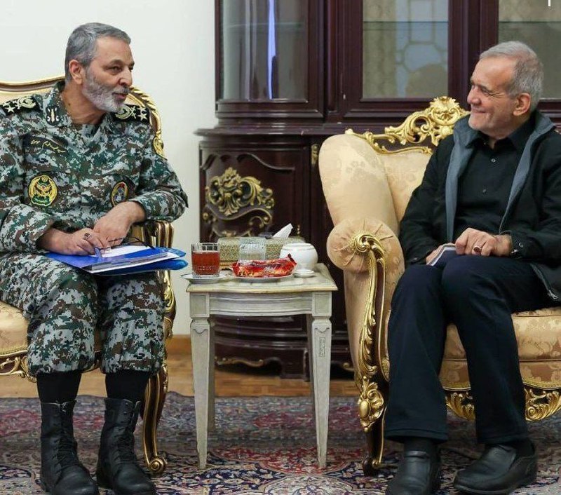 دیدار فرمانده کل ارتش با پزشکیان دیدار فرمانده کل ارتش با پزشکیان