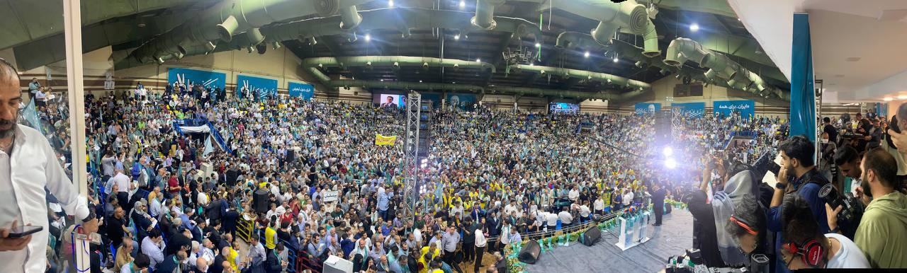 ببینید| جمعیت زیاد و چهره‌های سرشناس در تجمع حامیان پزشکیان در ورزشگاه شیرودی