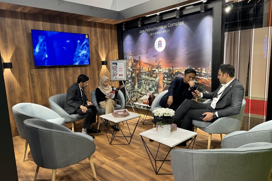 علاقمندان و مشتریان بزرگ محصولات ایرانی در غرفه پتروشیمی جم علاقمندان و مشتریان بزرگ محصولات ایرانی در غرفه پتروشیمی جم