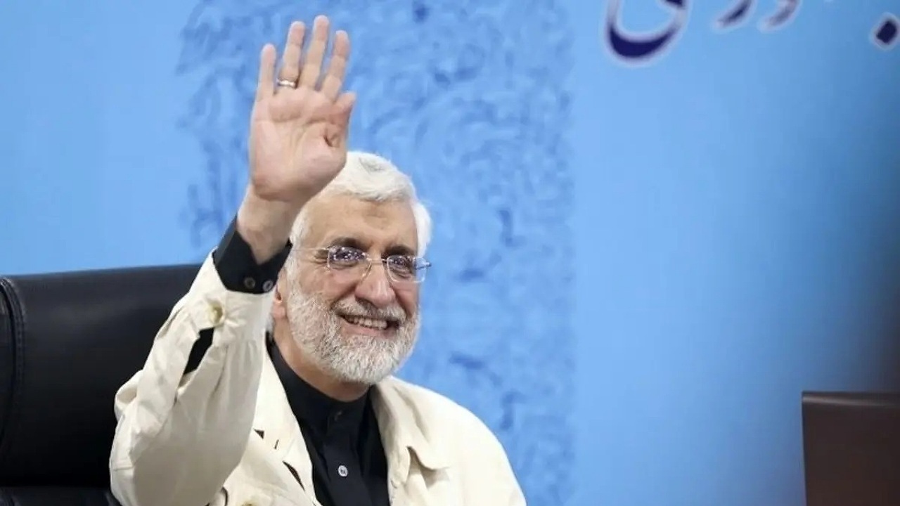 ببینید| وسیله نقلیه جلیلی برای حضور در مناظره جلبتوجه کرد ببینید| وسیله نقلیه جلیلی برای حضور در مناظره جلبتوجه کرد